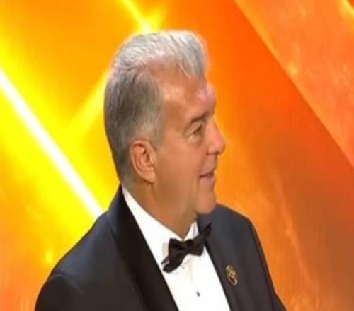 弗里克当选环足奖2025年西甲最佳教练奖,奖杯由拉波尔塔代领