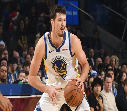 最近一段时间的状态惨不忍睹!勇士内线新星会跌出先发阵容吗