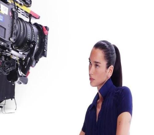 英国女歌手杜阿利帕观看阿森纳vs维拉,还在看台拍照留念