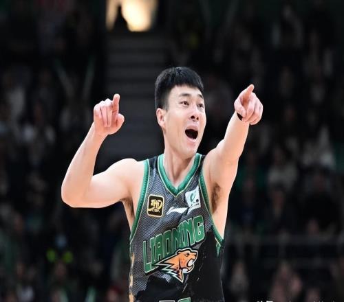 CBA最耀眼的新星“宠老六”,昨晚在比赛中,被鄢手骐打懵了