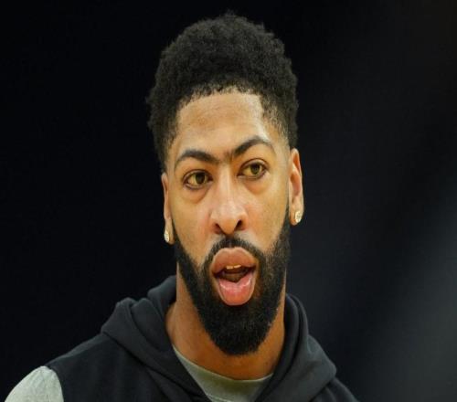 令人担忧,独行侠安东尼戴维斯手臂吊带照,看起来像打了石膏