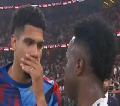 暖心,维尼修斯和卡瓦哈尔都与阿劳霍交谈并询问其恢复情况