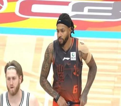 冲击前8,山东男篮7连胜轻取吉林珀塞尔38+4谢智杰坐稳首发后卫