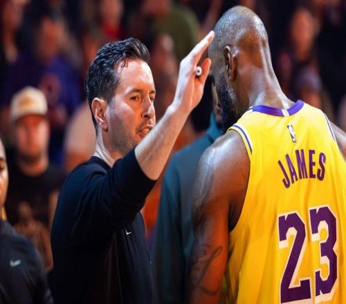 心态崩了,湖人队再次输给国王队后,主教练雷迪克明显感到恼火