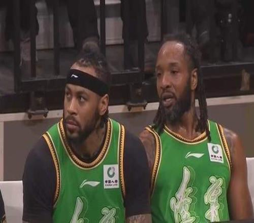 辽篮爆冷输山东,两人气得径直走回更衣室,杨鸣表情凝重,没救了