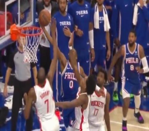 马克西绝杀上篮遭杜兰特封盖,但回放显示应是干扰球