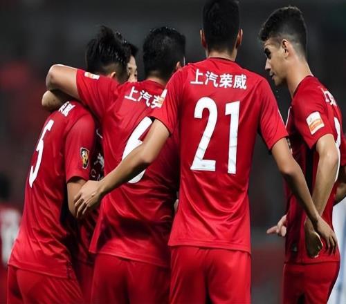 喜讯!他俩成上港冬训回国后人气最高的球员,已受到球迷接机追捧