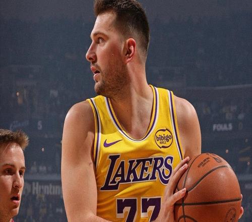 东契奇险受伤,湖人本赛季最大分差!詹姆斯泪目,有可能回骑士