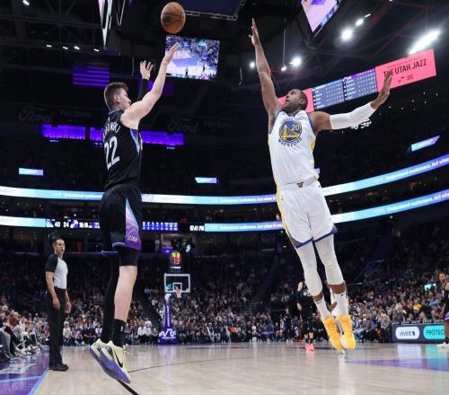 勇士8人得分上双胜爵士,库里里程碑,一战看清3个现实