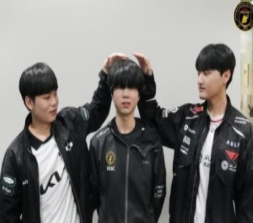 BFX分享Diable季前赛照片:哥哥们满满的关爱