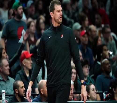 杨瀚森遭NBA歧视实锤！被扇脸倒地后裁判无视，教练队友反应感动