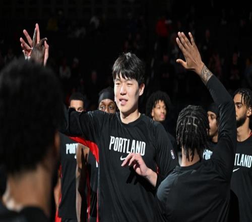 开拓者半场落后20分：杨瀚森首发不到8分钟2中04犯规太悲催