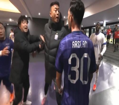 发生什么事亚冠输球不输人：申花教练路见不平一声吼，喝退对手