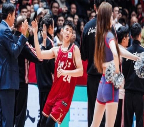 不愧为大哥！19岁小将遭“暗算”，32岁老将宁可吃T，也要找场子