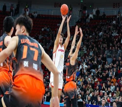 CBA新赛季最奇葩一幕！男篮国手“绝杀”自己：对手直接看懵了