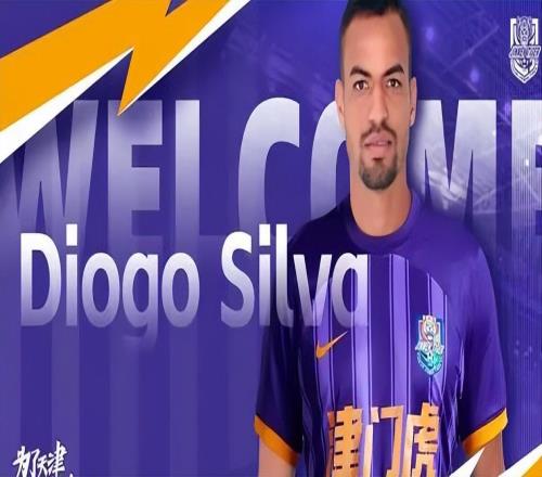 卡隆在蓉城下赛季去留引发热议，球迷推荐一人顶替他，却被辟谣