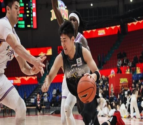 CBA新赛季又杀出一黑马近4战全胜杀红眼：挤掉辽篮广厦冲上第3