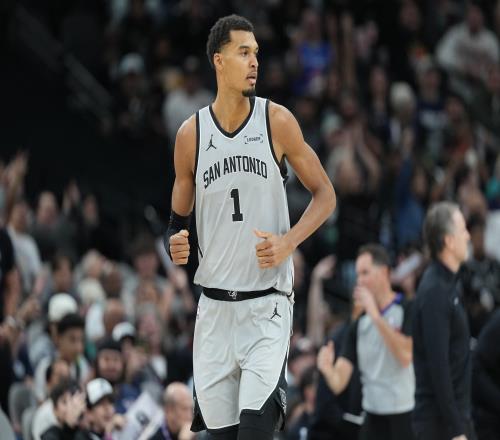 一夜消息：马刺三杀雷霆，库里迎里程碑，小里突发伤情