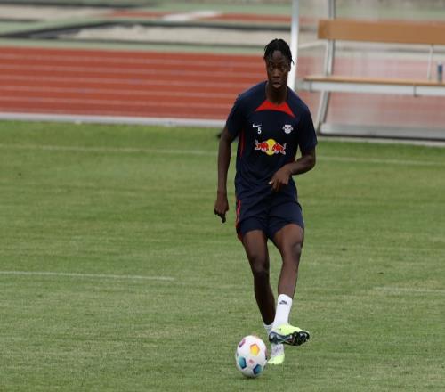 图片报指出，与罗马诺的报道不同，莱比锡后卫比施亚布将在冬季转会期间留队_德甲直播