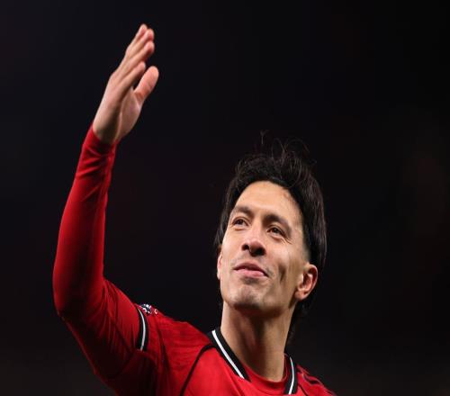 那个男人回来了！马丁内斯领衔曼联防守大战，阿莫林变阵获奇效