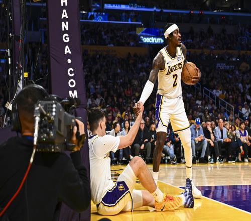 湖人急需补强防守可别再找那些只会进攻或只会防守的球员了_NBA直播