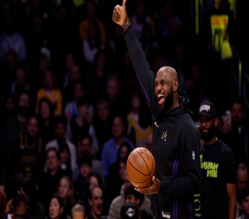 生日夜手感不佳,詹姆斯17投6中拿到17分4板4助,正负值16