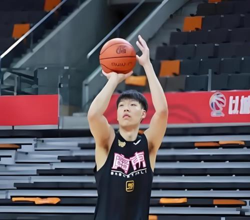 宏远2米05锋线悍将完成手术!康复时间预计89个月提前赛季报销