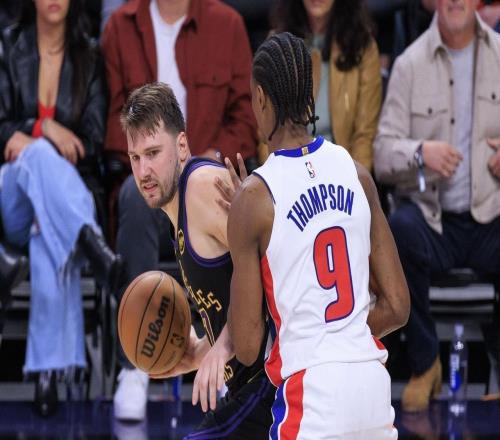 活塞客场打崩湖人！坎宁安全面压制，128106带走胜利