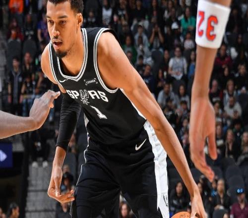 文班31+13伤退马刺19分逆转尼克斯尚帕尼36+11三分队史第一