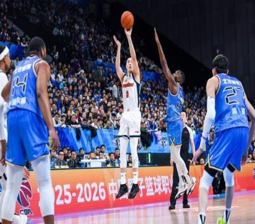 广东客场挑战北控恐吃败仗！杜锋缺兵少将，张庆鹏猛攻对手后防线