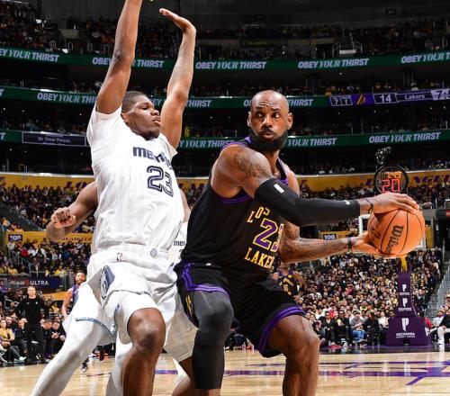 湖人128121击败灰熊!詹姆斯创79年NBA纪录,前无古人