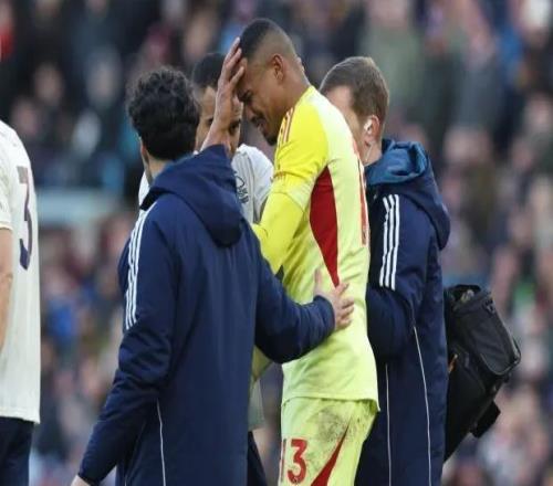 森林门将维克托鲁莽出击送大礼后受伤,被换下时泪洒赛场