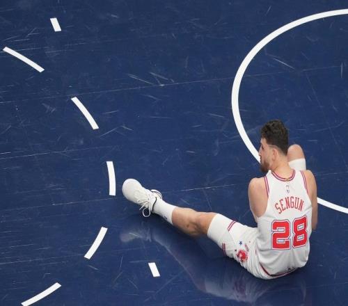 复出第2场!火箭宣布申京仅64秒右脚踝外侧扭伤痛苦下场接受检查