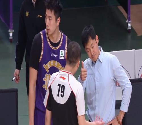 CBA最抽象的俩教练!末节弃用大外输广东,最后1攻甩锅外教遭4杀