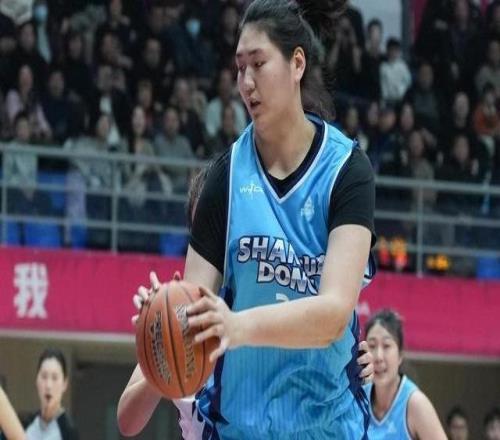 “小巨人”张子宇迎来WCBA首秀贡献15分6篮板