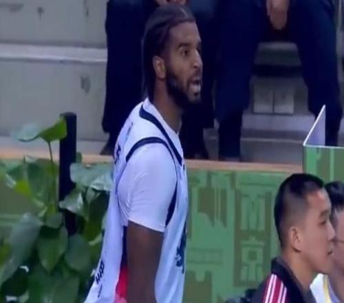 一回合送3T驱赶2人！邱彪怒摔西装冲进场内狂喷裁判被驱离场