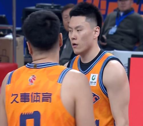 22分大胜卫冕冠军！上海6人上双豪取7连胜，广厦内线被洛夫顿打爆