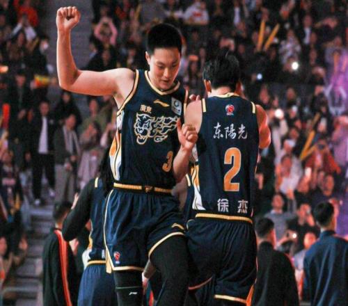 拿600万，11中3还嫉妒徐杰，球迷：徐杰受伤你笑，徐杰三分你苦脸