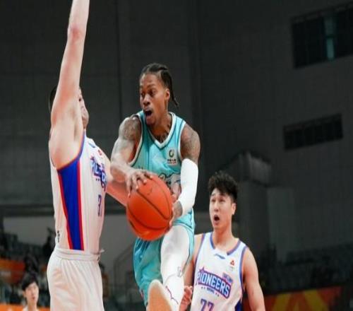 正式走人！CBA得分王被裁掉，黑马球队更换外援，冲击前八