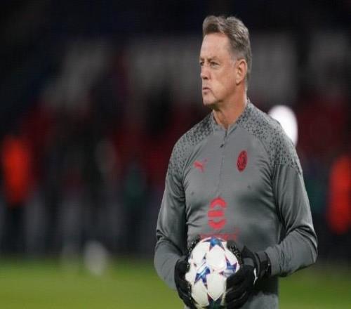 记者：申花门将教练曾任职阿森纳、米兰，也在河北华夏工作过