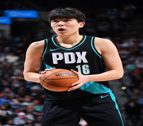 杨瀚森终于在场上变得像个篮球运动员了进攻端的存在感比以前多了一点_NBA直播