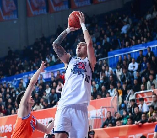 山东男篮客场挑战北京，内线外线均处劣势，猛踩油门才有希望爆冷