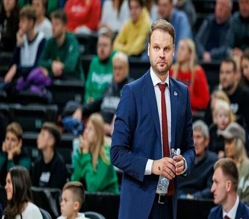 为换帅蓄力7胜5负排第6,昔日黑马不忍了,引入强人加入教练组