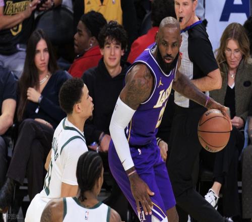 湖人4分输雄鹿！詹姆斯空创第一历史纪录，东契奇25中8对不起老詹