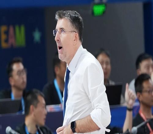 新疆男篮钞能力！格兰已经到队，球迷：又来了一个背锅的