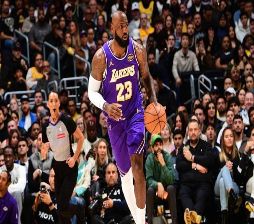 致命失误吞里程悲！41岁詹皇末节13+5竭尽全力美媒晒数据证伟大