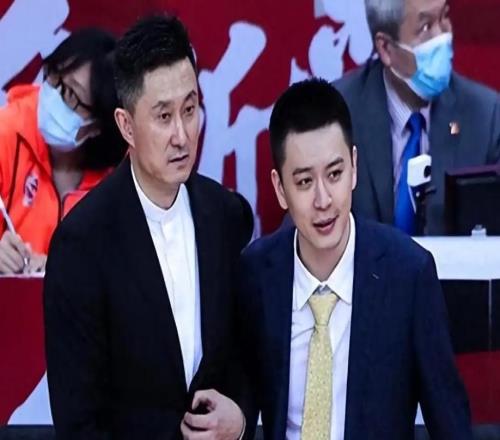 辽粤同时间抵达沈阳！杜锋出站被辽迷口号逗乐，杨鸣展圈粉举动！