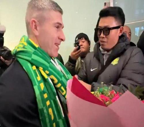 张10手捧鲜花蒙哥马利:我还记得你玉昆对抗赛洋枪土炮火力全开