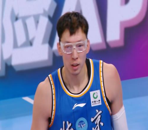 CBA记者痛批北京队1人：要是客场早被罚出去了，打得什么玩意儿