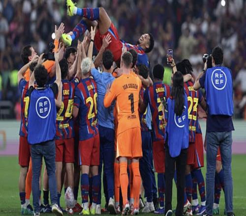 终于回归，比赛结束后阿劳霍被队友们高高抛起